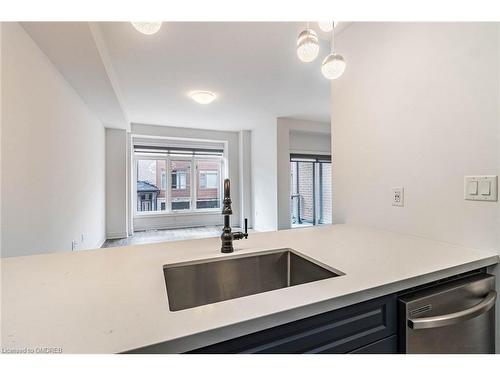 80-575 Woodward Avenue, Hamilton, ON - Indoor Photo Showing Kitchen