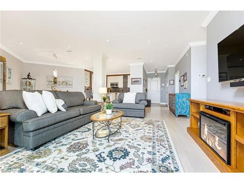 301-33 Whitmer Street, Milton, ON - Indoor Photo Showing Living Room