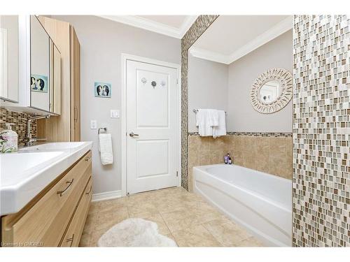 301-33 Whitmer Street, Milton, ON - Indoor Photo Showing Bathroom