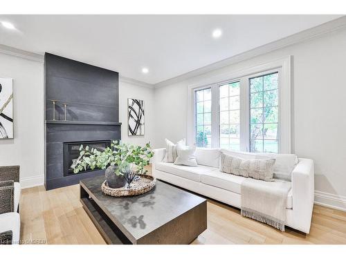 138 Cavendish Court, Oakville, ON - Indoor Photo Showing Living Room