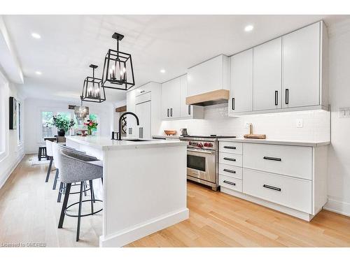 138 Cavendish Court, Oakville, ON - Indoor Photo Showing Kitchen With Upgraded Kitchen