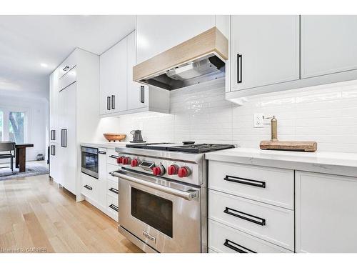 138 Cavendish Court, Oakville, ON - Indoor Photo Showing Kitchen With Upgraded Kitchen