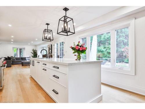 138 Cavendish Court, Oakville, ON - Indoor Photo Showing Kitchen With Upgraded Kitchen