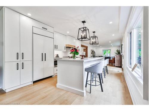 138 Cavendish Court, Oakville, ON - Indoor Photo Showing Kitchen With Upgraded Kitchen