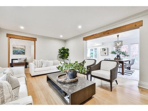 138 Cavendish Court, Oakville, ON - Indoor Photo Showing Living Room