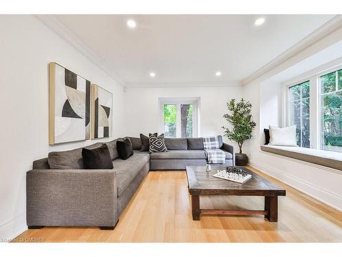 138 Cavendish Court, Oakville, ON - Indoor Photo Showing Living Room