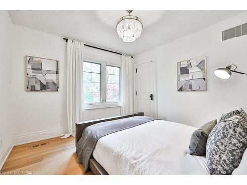 138 Cavendish Court, Oakville, ON - Indoor Photo Showing Bedroom