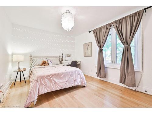 138 Cavendish Court, Oakville, ON - Indoor Photo Showing Bedroom