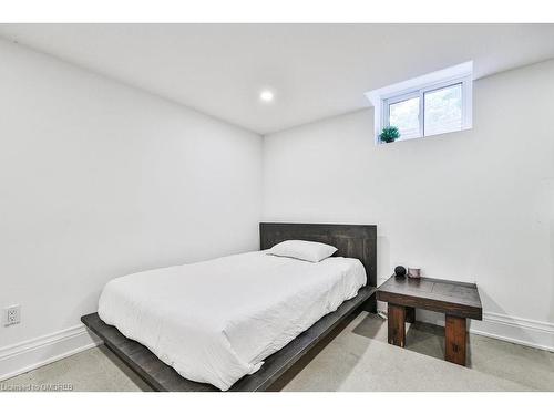 138 Cavendish Court, Oakville, ON - Indoor Photo Showing Bedroom