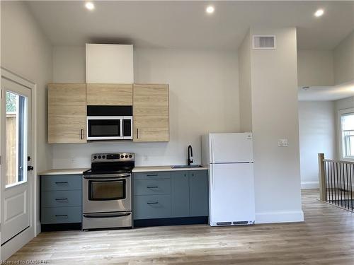 1-122 Wakefield Road, Milton, ON - Indoor Photo Showing Kitchen