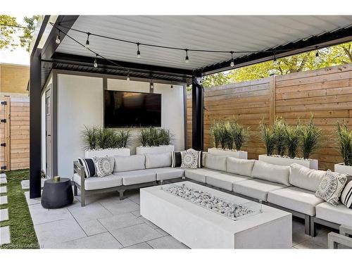 584 Wildwood Drive, Oakville, ON -  Photo Showing Living Room