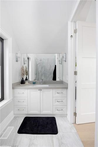 584 Wildwood Drive, Oakville, ON - Indoor Photo Showing Bathroom