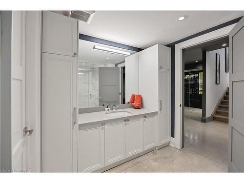 584 Wildwood Drive, Oakville, ON - Indoor Photo Showing Bathroom