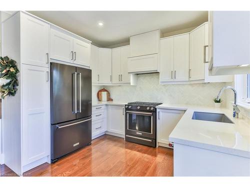 3089 Ferguson Drive, Burlington, ON - Indoor Photo Showing Kitchen With Upgraded Kitchen