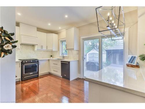 3089 Ferguson Drive, Burlington, ON - Indoor Photo Showing Kitchen With Upgraded Kitchen