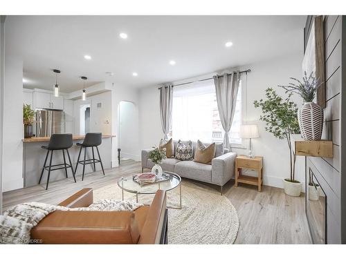 393 Weber Street E, Kitchener, ON - Indoor Photo Showing Living Room