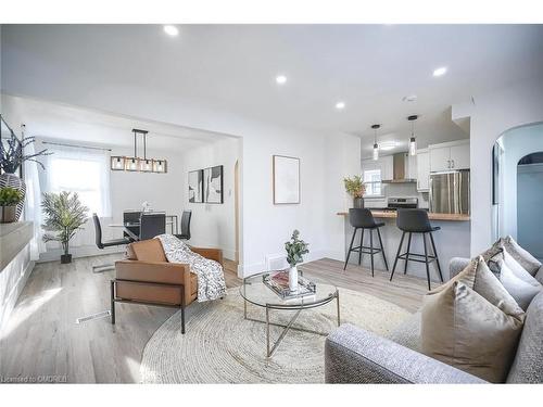 393 Weber Street E, Kitchener, ON - Indoor Photo Showing Living Room