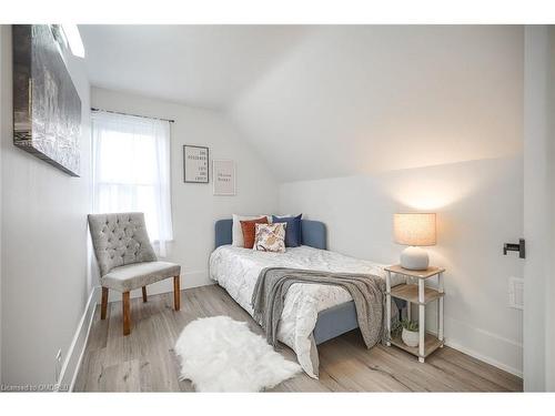 393 Weber Street E, Kitchener, ON - Indoor Photo Showing Bedroom