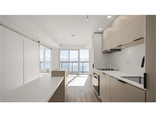 905-370 Martha Street, Burlington, ON - Indoor Photo Showing Kitchen With Upgraded Kitchen