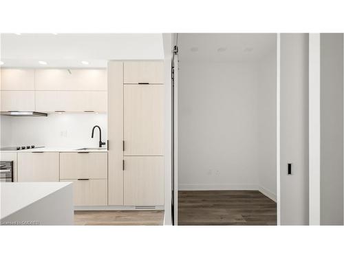 905-370 Martha Street, Burlington, ON - Indoor Photo Showing Kitchen