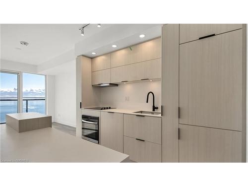 905-370 Martha Street, Burlington, ON - Indoor Photo Showing Kitchen