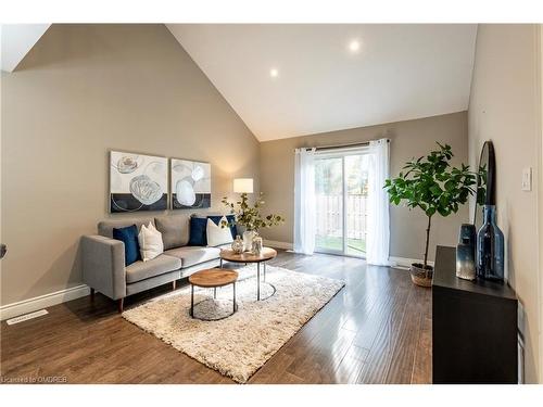 10-35 Chatfield Street, Ingersoll, ON - Indoor Photo Showing Living Room