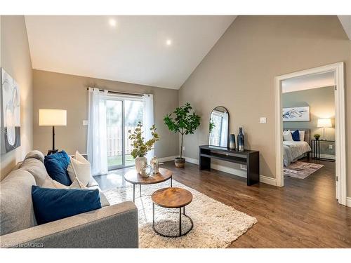 10-35 Chatfield Street, Ingersoll, ON - Indoor Photo Showing Living Room