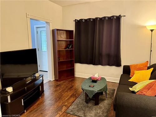 21 Minto Avenue, Hamilton, ON - Indoor Photo Showing Living Room