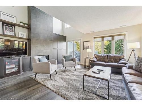 218-120 Fairway Court, The Blue Mountains, ON - Indoor Photo Showing Living Room