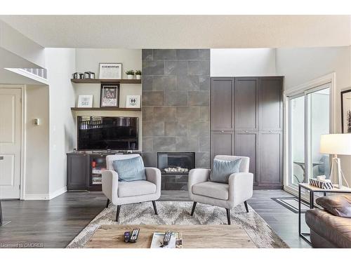 218-120 Fairway Court, The Blue Mountains, ON - Indoor Photo Showing Living Room