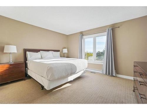 218-120 Fairway Court, The Blue Mountains, ON - Indoor Photo Showing Bedroom