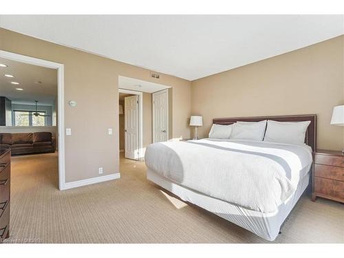 218-120 Fairway Court, The Blue Mountains, ON - Indoor Photo Showing Bedroom