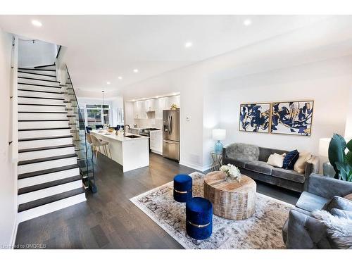 229-3070 Sixth Line, Oakville, ON - Indoor Photo Showing Living Room