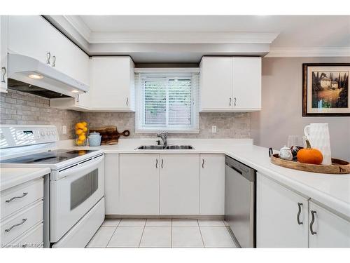 5100 Sunray Drive, Mississauga, ON - Indoor Photo Showing Kitchen With Double Sink