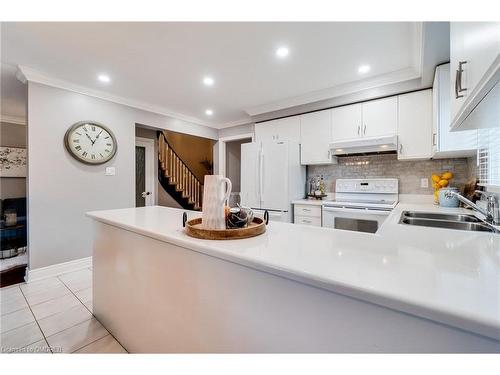 5100 Sunray Drive, Mississauga, ON - Indoor Photo Showing Kitchen With Double Sink