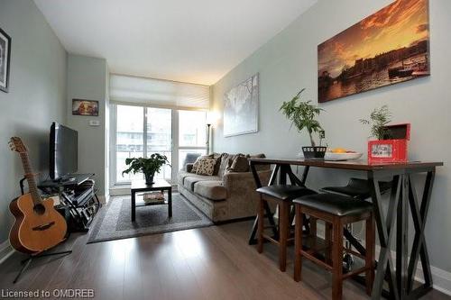 1021-1185 The Queensway, Toronto, ON - Indoor Photo Showing Living Room