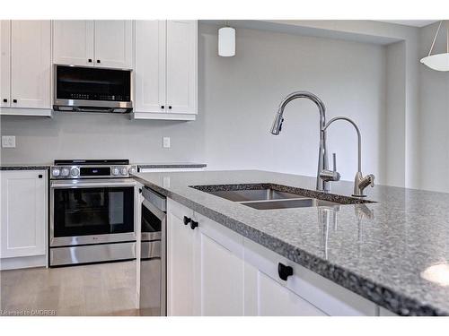 442 Westhaven Street, Waterloo, ON - Indoor Photo Showing Kitchen With Double Sink With Upgraded Kitchen