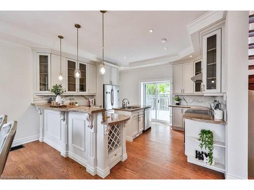 192 Waneta Drive, Oakville, ON - Indoor Photo Showing Kitchen With Upgraded Kitchen