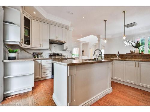 192 Waneta Drive, Oakville, ON - Indoor Photo Showing Kitchen With Upgraded Kitchen