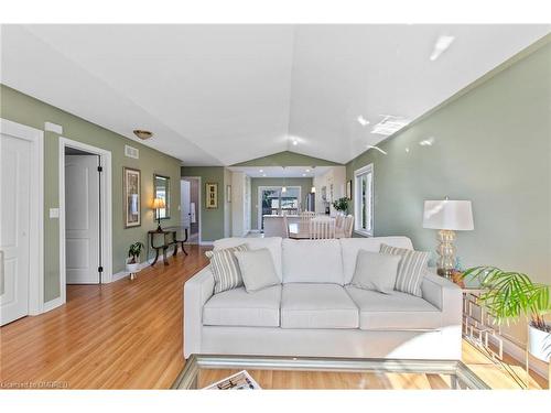 24 Quaker Road, Welland, ON - Indoor Photo Showing Living Room