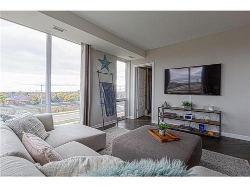 304-3028 Creekshore Common, Oakville, ON - Indoor Photo Showing Living Room