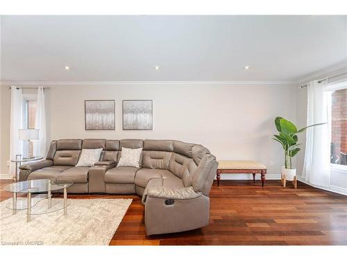 2128 Wincanton Crescent, Mississauga, ON - Indoor Photo Showing Living Room