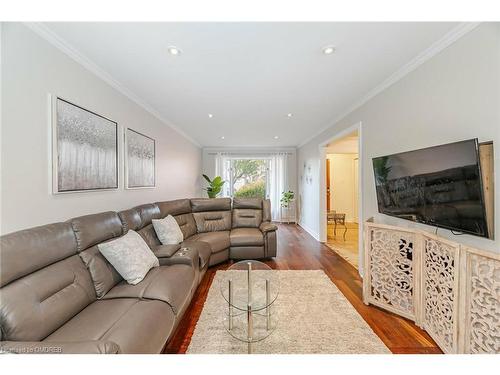 2128 Wincanton Crescent, Mississauga, ON - Indoor Photo Showing Living Room