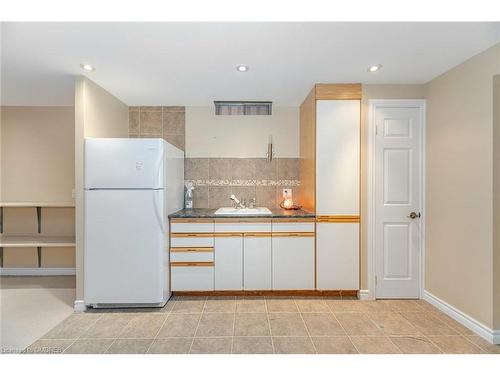 2128 Wincanton Crescent, Mississauga, ON - Indoor Photo Showing Kitchen