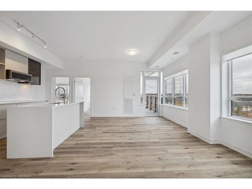 529-395 Dundas Street W, Oakville, ON - Indoor Photo Showing Kitchen