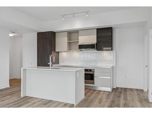 529-395 Dundas Street W, Oakville, ON - Indoor Photo Showing Kitchen