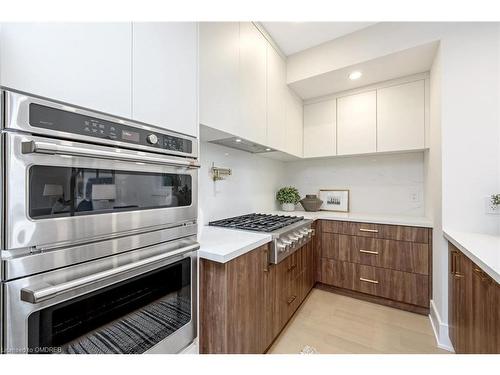 348 Kingsleigh Court, Milton, ON - Indoor Photo Showing Kitchen With Upgraded Kitchen