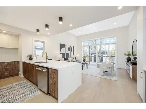 348 Kingsleigh Court, Milton, ON - Indoor Photo Showing Kitchen With Upgraded Kitchen