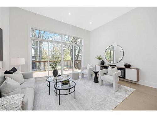 348 Kingsleigh Court, Milton, ON - Indoor Photo Showing Living Room