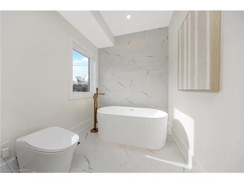 348 Kingsleigh Court, Milton, ON - Indoor Photo Showing Bathroom